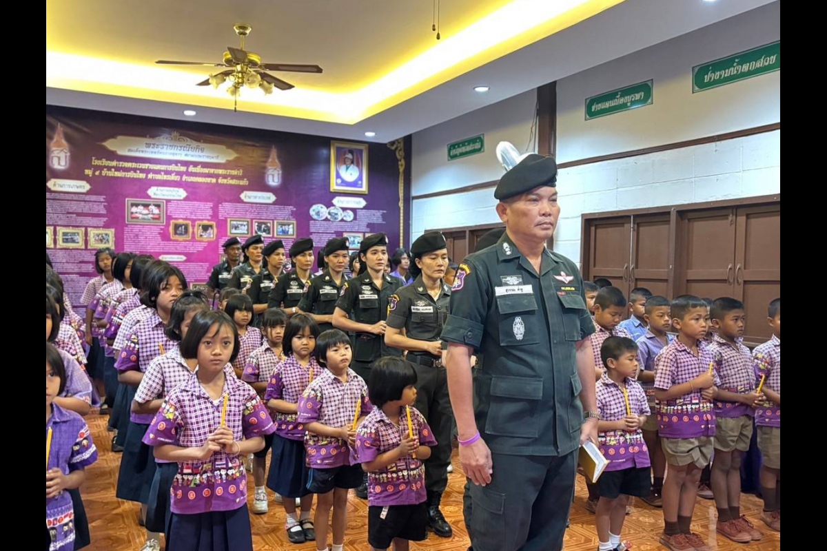 พ.ต.ท.สุวรรณ ค่ำชู ครูใหญ่ฯ พร้อมคณะครู/บุคลากรทางการศึกษา นักเรียน รร.ตชด.การบินไทย กก.ตชด.12 บก.ตชด.ภาค 1 จัดกิจกรรมเพื่อเป็นเกียรติไว้อาลัย "สดุดีครู ตชด.เพื่อนครูทั้ง 2 นาย"