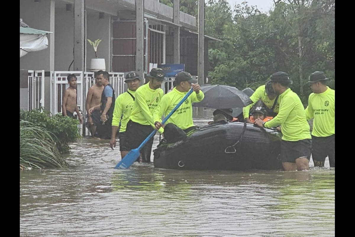 วันที 23 พ.ย.68 พ.ต.อ.นคร รุ่งคณาวุฒิ ผกก.ตชด.44 จัดชุดช่วยเหลือผู้ประสบภัย กก.ตชด.44 ออกปฏิบัติภารกิจสำรวจระดับน้ำและให้ความช่วยเหลือประชาชนผู้ประสบอุทกภัยในพื้นที่ ต.สะเตงนอก อ.เมืองยะลา จังหวัดยะลา