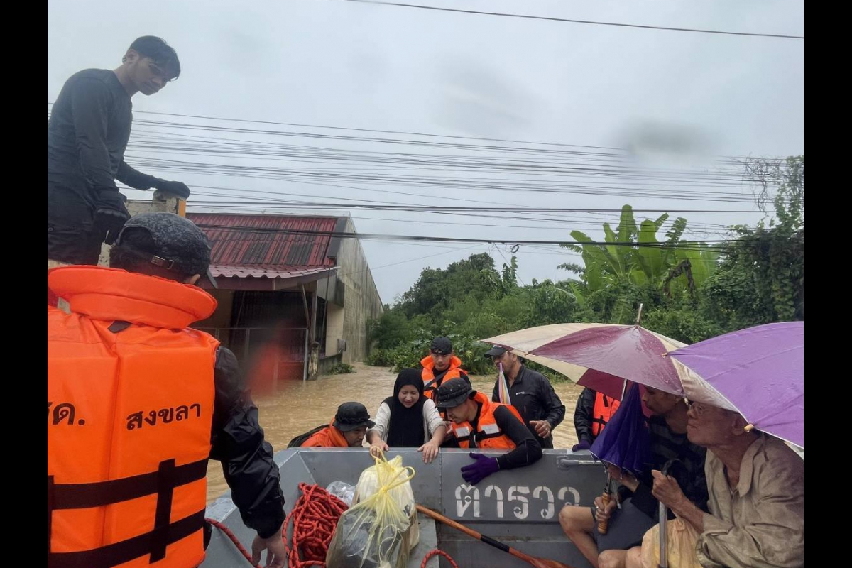 วันที่ 24 พ.ย. 68 ตำรวจจิตอาสา ร้อย ตชด. 437  ออกช่วยเหลือประชาชนผู้ประสบภัยน้ำท่วมในพื้นที่ อ.สะเดา จ.สงขลา หลังได้รับแจ้งมีประชาชนติดอยู่ภายในบ้านจากระดับน้ำที่เพิ่มสูงและเชี่ยวกราก