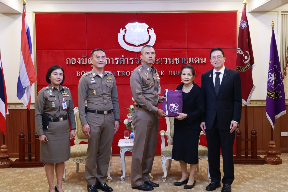 หม่อมหลวงรจนาภรณ์ วชิรวีรังสี ประธานกรรมการมูลนิธิฯ พร้อมด้วยคณะกรรมการ ได้มอบทุนการศึกษาให้แก่บุตร-ธิดา ของข้าราชการตำรวจตระเวนชายแดน สังกัด กก.ตชด. 44 