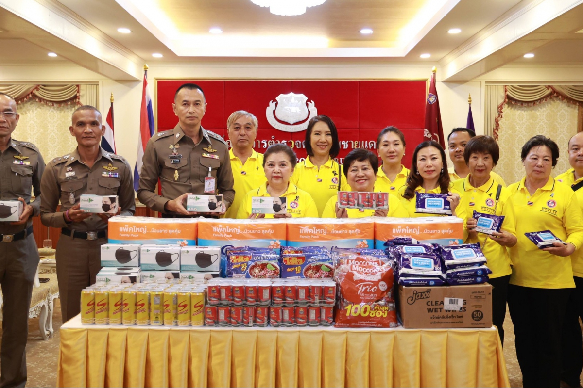 วันที่ 24 ธ.ค.68 ผบช.ตชด.มอบหมายให้ พ.ต.อ.พีระศักดิ์ เครือสุวรรณ รอง ผบก.สสน.บช.ตชด. เป็นผู้แทนรับมอบสิ่งของอุปโภค–บริโภค จาก มูลนิธิหัวเซียะประเทศไทย โดยคุณธะนะพร คำอ้าย ประธานมูลนิธิฯ พร้อมคณะ เป็นผู้มอบ